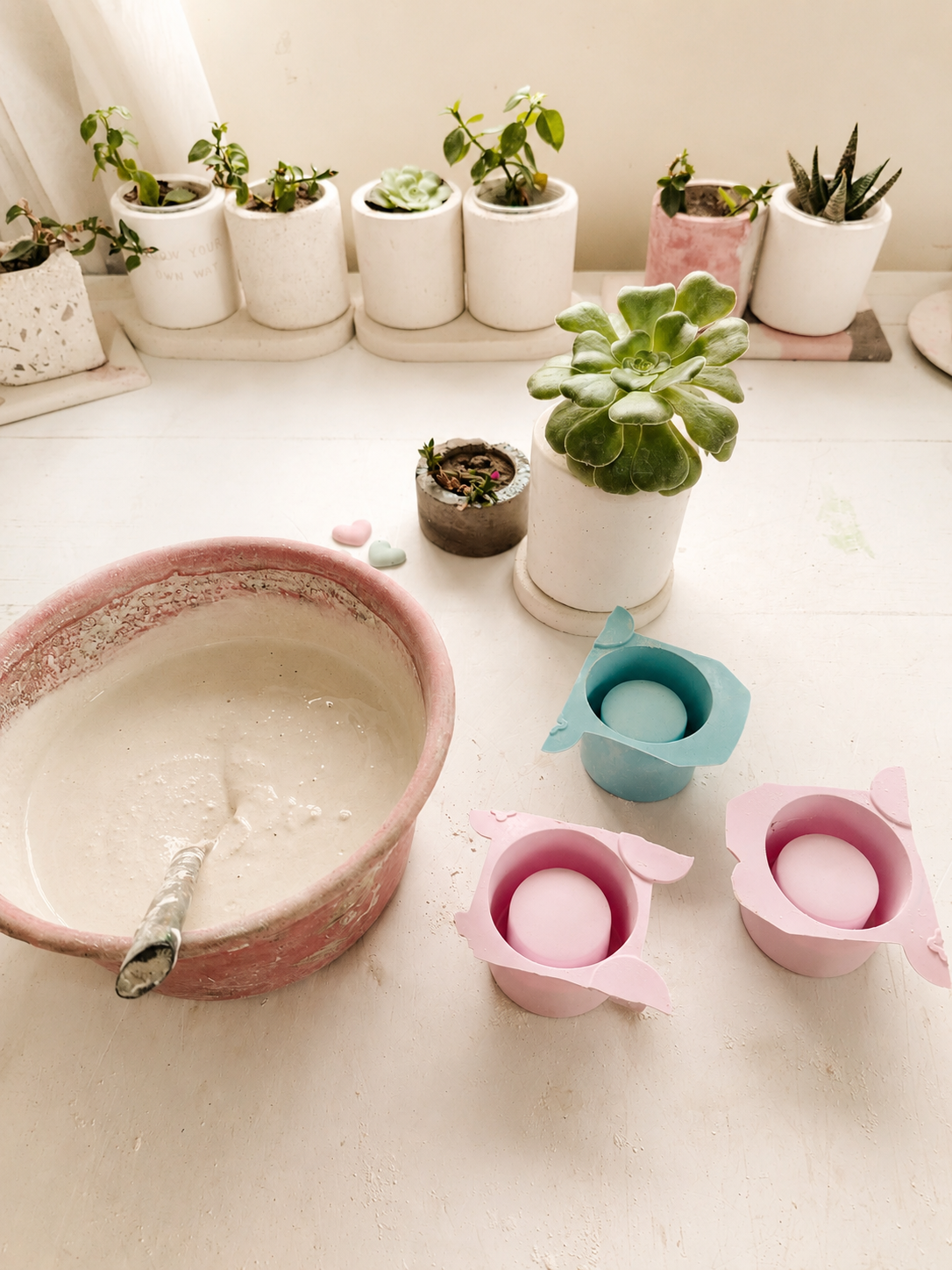 Mezcla de cemento blanco con proporciones exactas en bowl