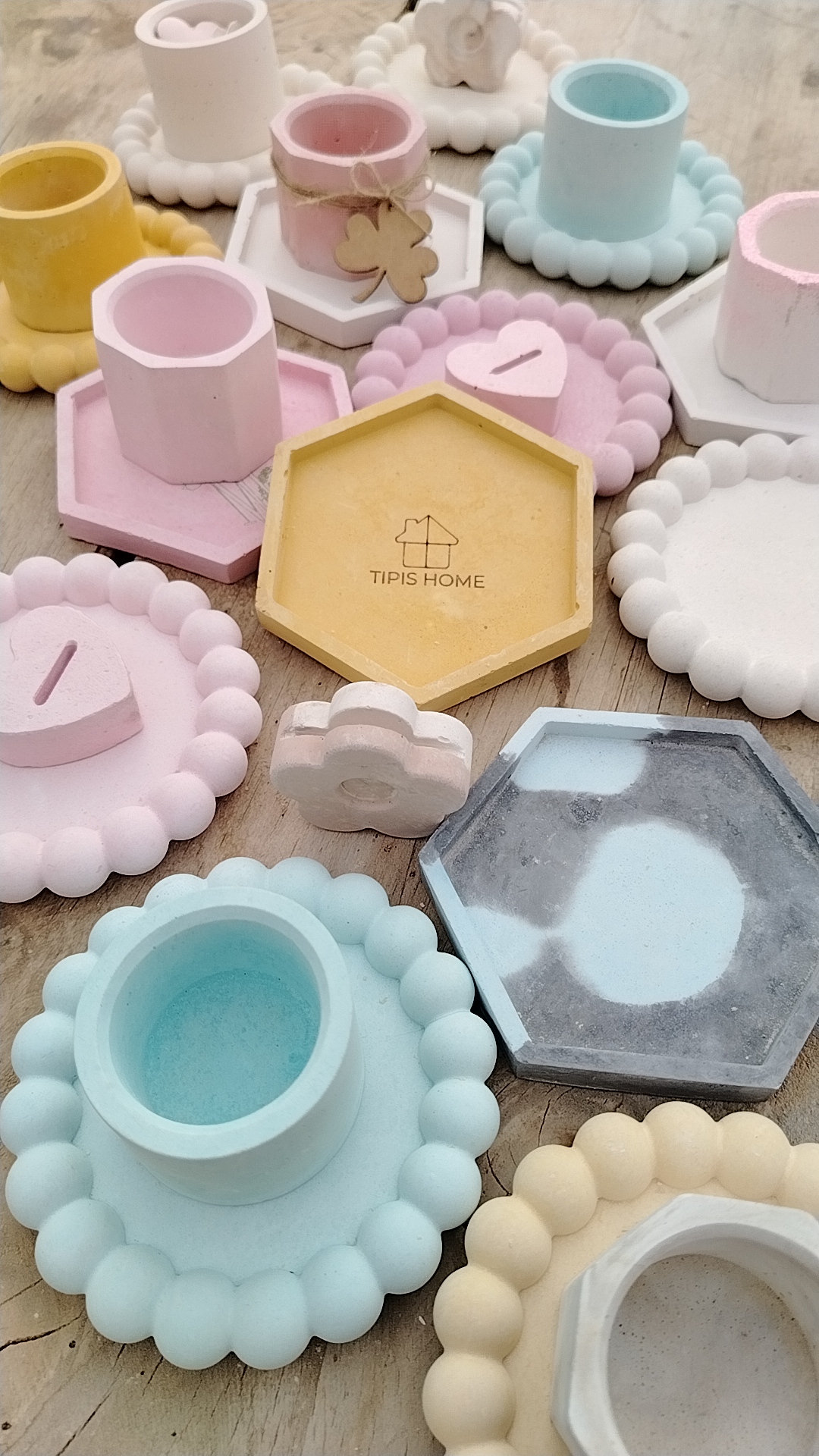 Piezas de cemento blanco teñido Tipis Home sobre mesa de madera con luz cálida